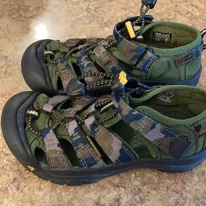 Boys Keen Size 12 camo camouflage sandals water shoes so cute boy girl Euc